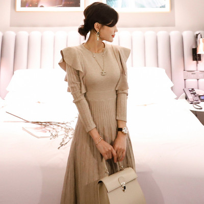 Rochie moderna de dama tricotata cu decolteu oval si maneci lungi in negru si bej