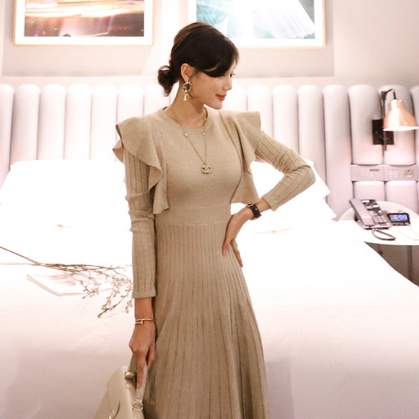 Rochie moderna de dama tricotata cu decolteu oval si maneci lungi in negru si bej