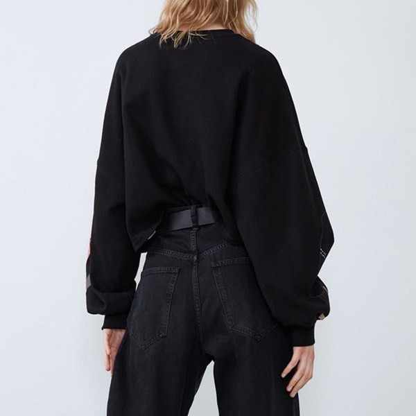 Κοντό μοντέλο φούτερ  με πολύχρωμες εφαρμογές σε μαύρο χρώμα