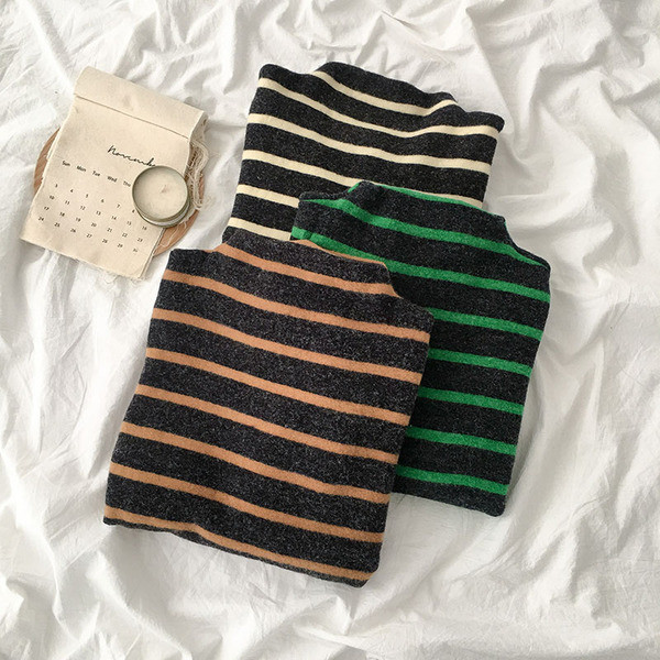 Ριγέ γυναικείο πουλόβερ σε τρία χρώματα με ημι-ψηλό γιακά