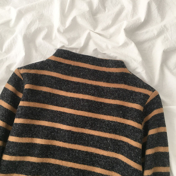 Ριγέ γυναικείο πουλόβερ σε τρία χρώματα με ημι-ψηλό γιακά