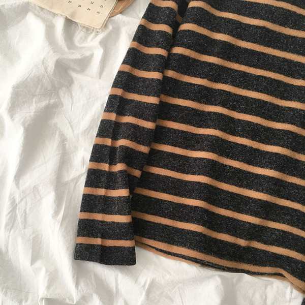 Ριγέ γυναικείο πουλόβερ σε τρία χρώματα με ημι-ψηλό γιακά