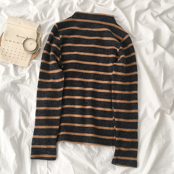 Ριγέ γυναικείο πουλόβερ σε τρία χρώματα με ημι-ψηλό γιακά