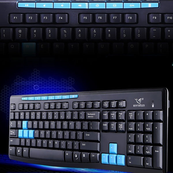 Σετ παιχνιδιών που περιλαμβάνει ένα ασύρματο πληκτρολόγιο και ένα μαύρο ποντίκι