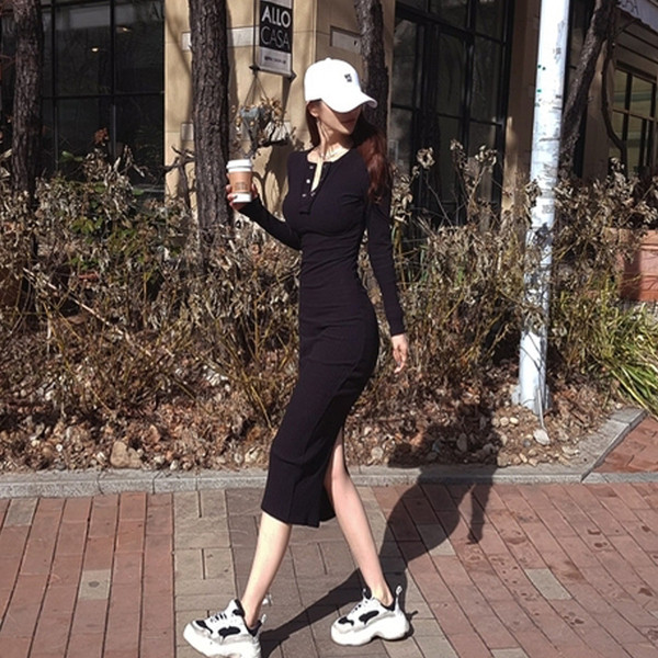 Rochie modernă de damă, cu mâneci lungi și cu fantă în negru