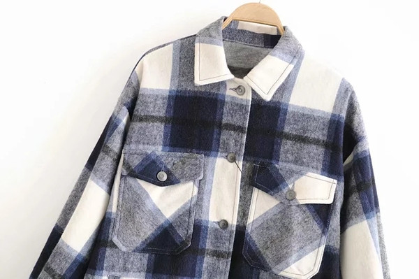 Kockás női ing klasszikus gallérral, gombokkal és zsebekkel piros és kék színben