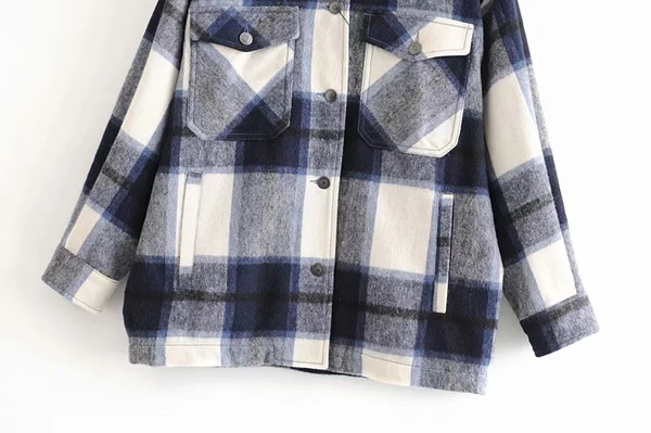 Kockás női ing klasszikus gallérral, gombokkal és zsebekkel piros és kék színben