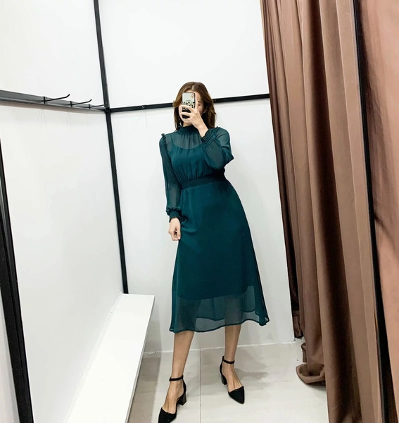 Μοντέρνο γυναικείο φόρεμα με χαμηλό κολάρο - κομμένο μοτίβο σε πράσινο χρώμα