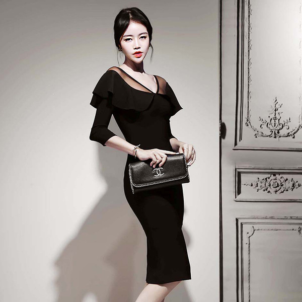 Modern női ruha 3/4-es ujjal és fürtökkel, fekete színben