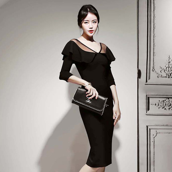 Modern női ruha 3/4-es ujjal és fürtökkel, fekete színben