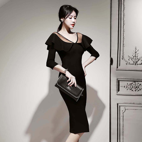 Modern női ruha 3/4-es ujjal és fürtökkel, fekete színben