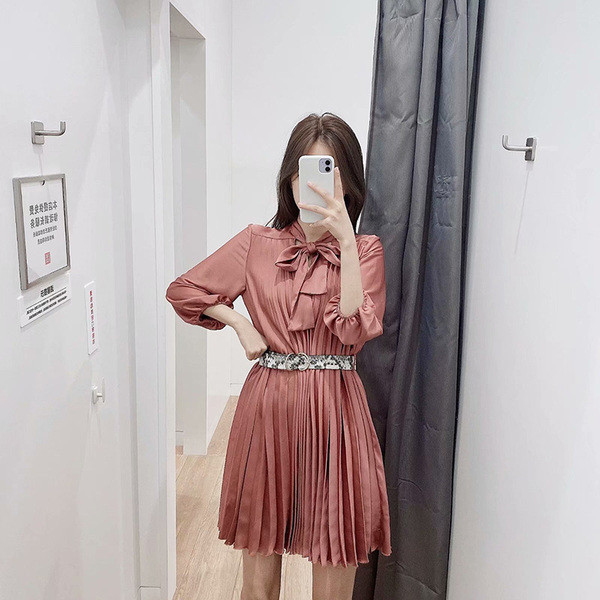 Rochie scurtă plisată modernă, cu panglică la decolteu și curea roz