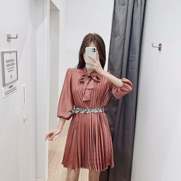 Rochie scurtă plisată modernă, cu panglică la decolteu și curea roz