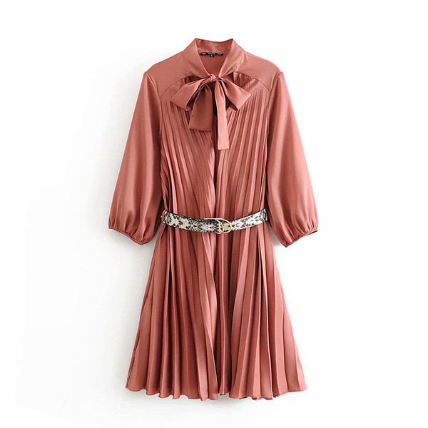 Rochie scurtă plisată modernă, cu panglică la decolteu și curea roz