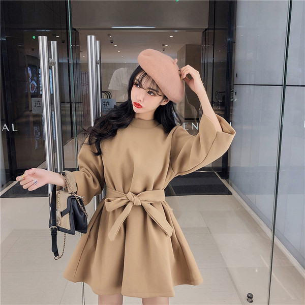 Hétköznapi, kivágott női ruhamodell, hosszú ujjal és nyakkendővel