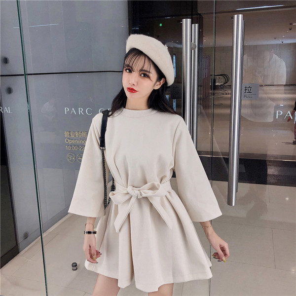 Hétköznapi, kivágott női ruhamodell, hosszú ujjal és nyakkendővel