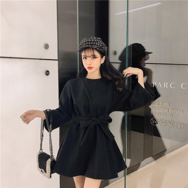 Hétköznapi, kivágott női ruhamodell, hosszú ujjal és nyakkendővel