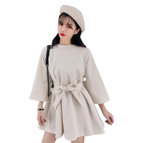 Hétköznapi, kivágott női ruhamodell, hosszú ujjal és nyakkendővel