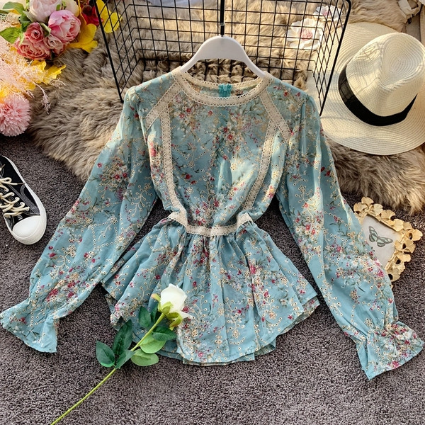 Μοντέρνα γυναικεία μπλούζα με στρογγυλη λαιμόκοψη, κεντήματα και floral σχέδια σε διάφορα χρώματα