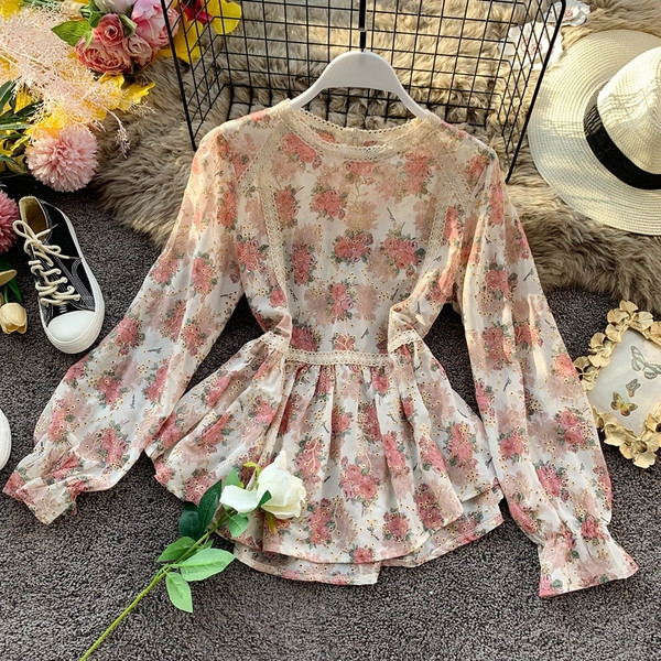 Μοντέρνα γυναικεία μπλούζα με στρογγυλη λαιμόκοψη, κεντήματα και floral σχέδια σε διάφορα χρώματα