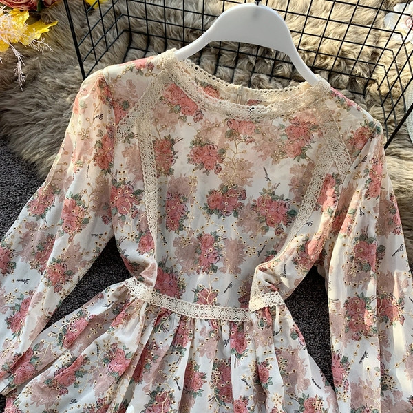 Μοντέρνα γυναικεία μπλούζα με στρογγυλη λαιμόκοψη, κεντήματα και floral σχέδια σε διάφορα χρώματα