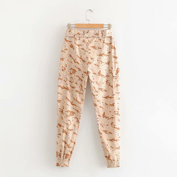 Μοντέρνο casual  παντελόνι καμουφλάζ με ζώνη και τσέπες σε μπεζ χρώμα