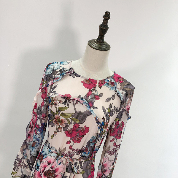 Modern tavaszi ruha aszimmetrikus modell derékkötővel, fehér és virágmintával