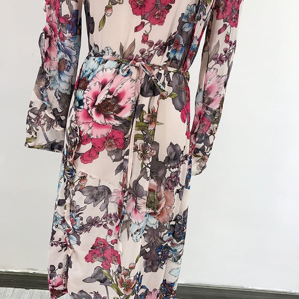 Modern tavaszi ruha aszimmetrikus modell derékkötővel, fehér és virágmintával