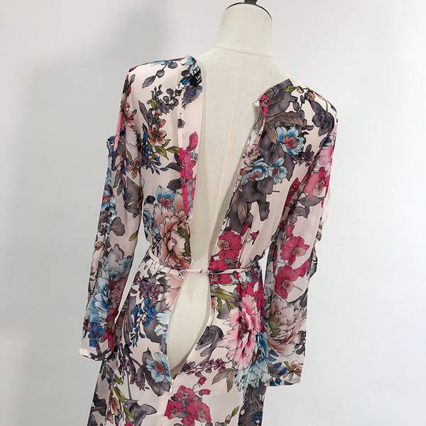 Modern tavaszi ruha aszimmetrikus modell derékkötővel, fehér és virágmintával