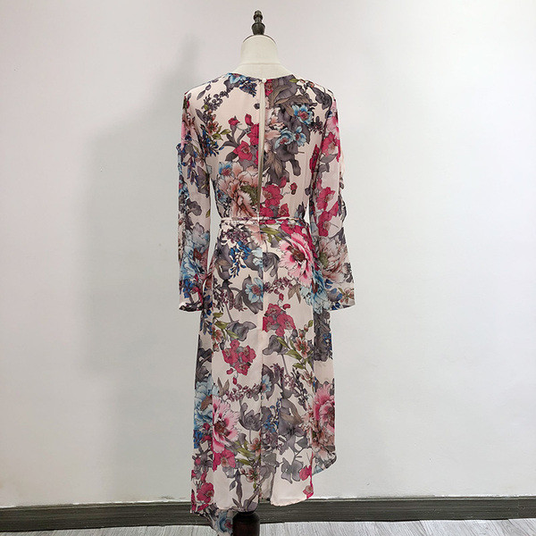 Modern tavaszi ruha aszimmetrikus modell derékkötővel, fehér és virágmintával