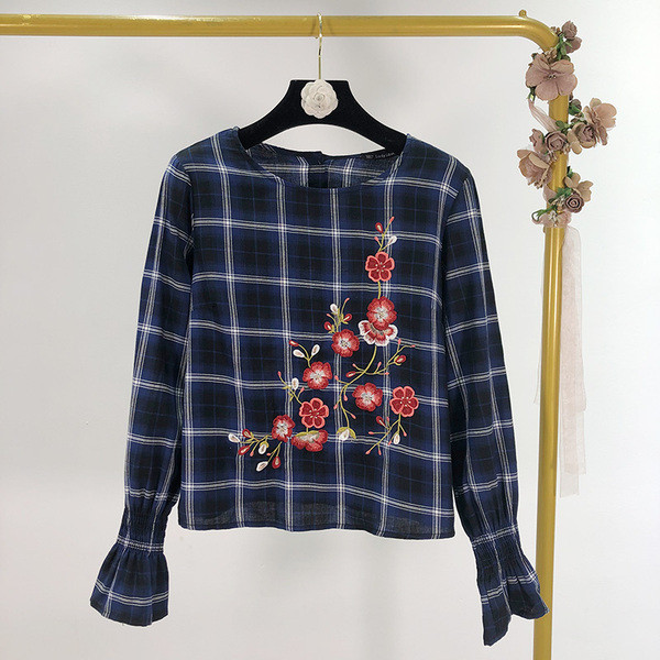 Σύντομη μπλε καρό  μπλούζα με κεντήματα και οβάλ ντεκολτέ