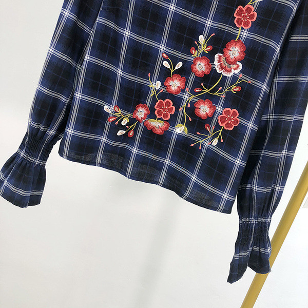 Σύντομη μπλε καρό  μπλούζα με κεντήματα και οβάλ ντεκολτέ