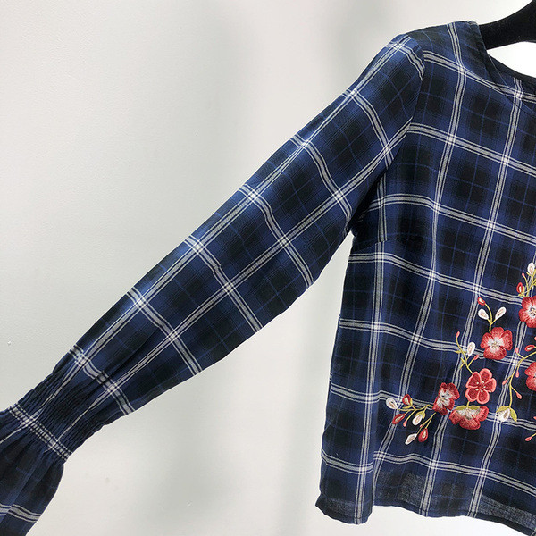 Σύντομη μπλε καρό  μπλούζα με κεντήματα και οβάλ ντεκολτέ