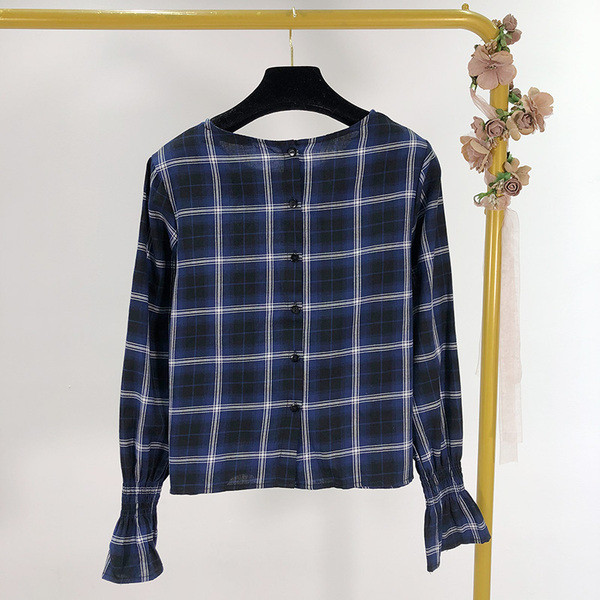 Σύντομη μπλε καρό  μπλούζα με κεντήματα και οβάλ ντεκολτέ