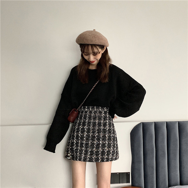 Modern női kockás szoknya magas derékkal, fekete és bézs színben