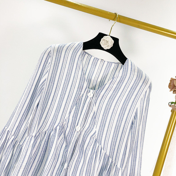 Kivágott női csíkos ingmodell gombokkal és lótusz ujjú fehér-kék színben