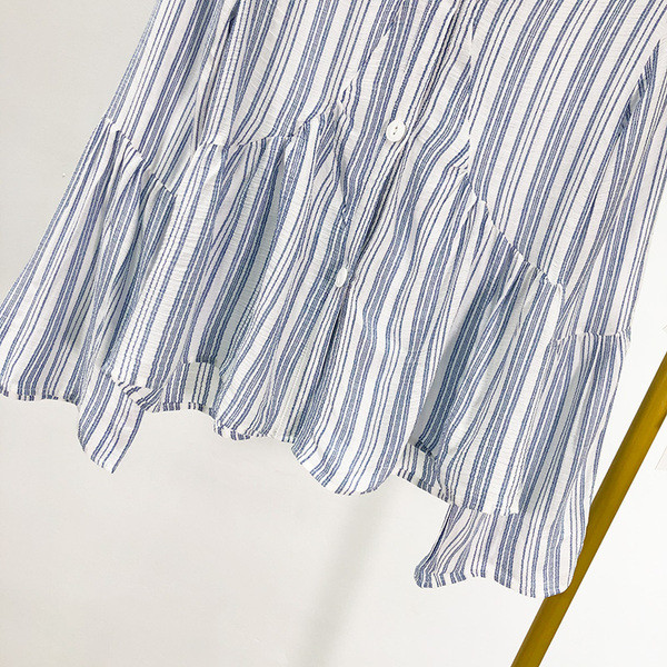 Kivágott női csíkos ingmodell gombokkal és lótusz ujjú fehér-kék színben