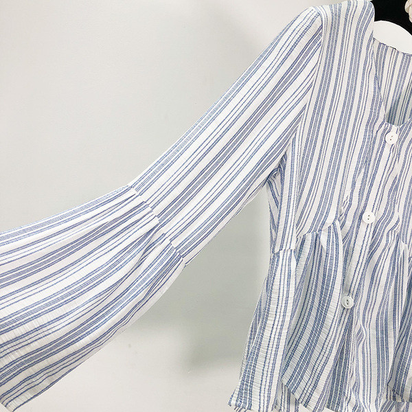 Kivágott női csíkos ingmodell gombokkal és lótusz ujjú fehér-kék színben