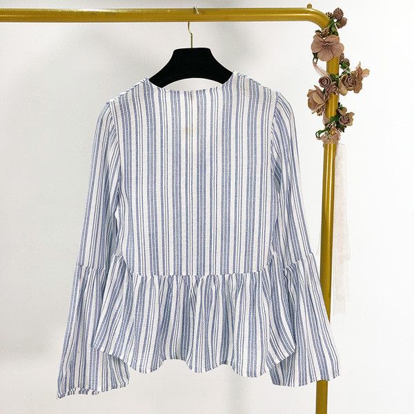 Kivágott női csíkos ingmodell gombokkal és lótusz ujjú fehér-kék színben