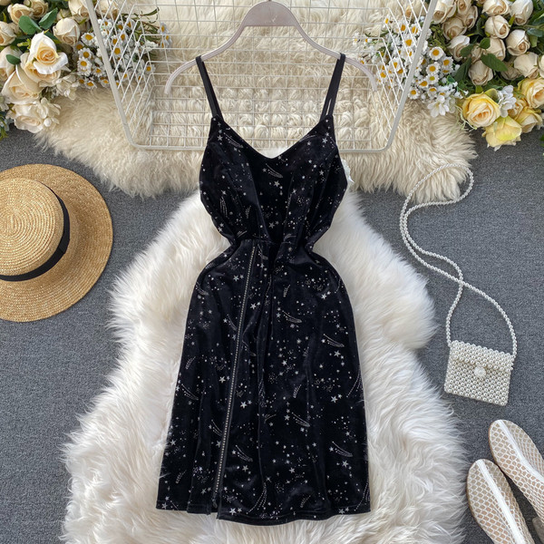 Modern női bársonyruha vékony pántokkal és spitz nyakkivágással