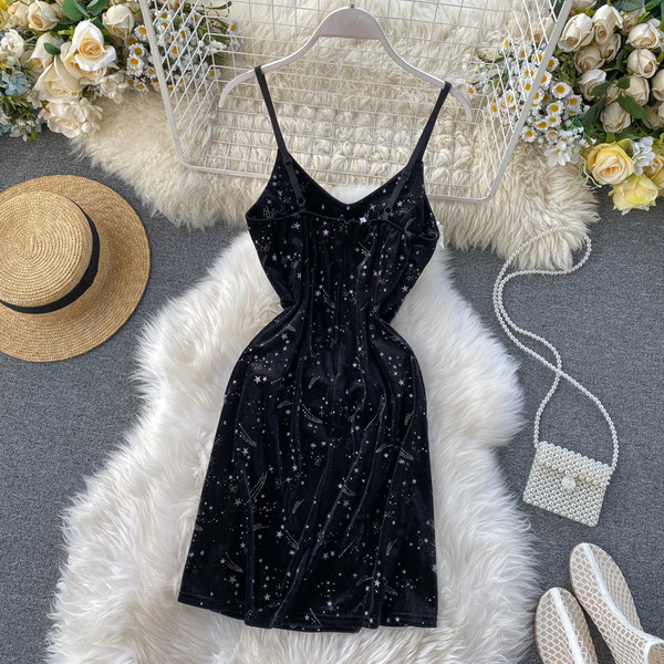 Modern női bársonyruha vékony pántokkal és spitz nyakkivágással