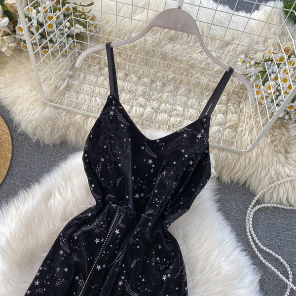 Modern női bársonyruha vékony pántokkal és spitz nyakkivágással