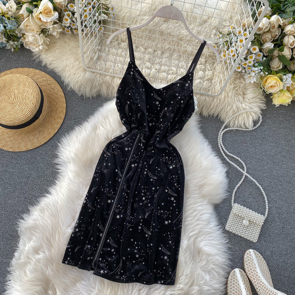 Modern női bársonyruha vékony pántokkal és spitz nyakkivágással