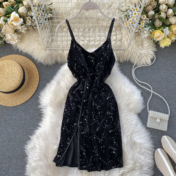 Modern női bársonyruha vékony pántokkal és spitz nyakkivágással