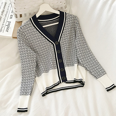 Retro stílusú női kardigán gombokkal és V-nyakkal