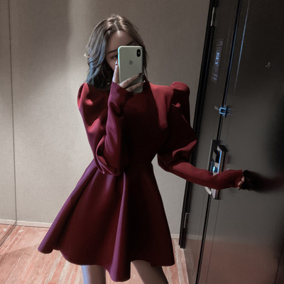 Modern női rövid ruha őszre és télre, hosszú ujjal és magas gallérral fekete és piros színben