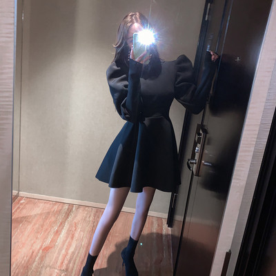 Modern női rövid ruha őszre és télre, hosszú ujjal és magas gallérral fekete és piros színben