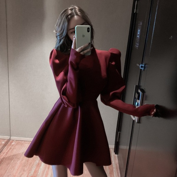 Modern női rövid ruha őszre és télre, hosszú ujjal és magas gallérral fekete és piros színben