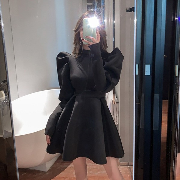 Modern női rövid ruha őszre és télre, hosszú ujjal és magas gallérral fekete és piros színben