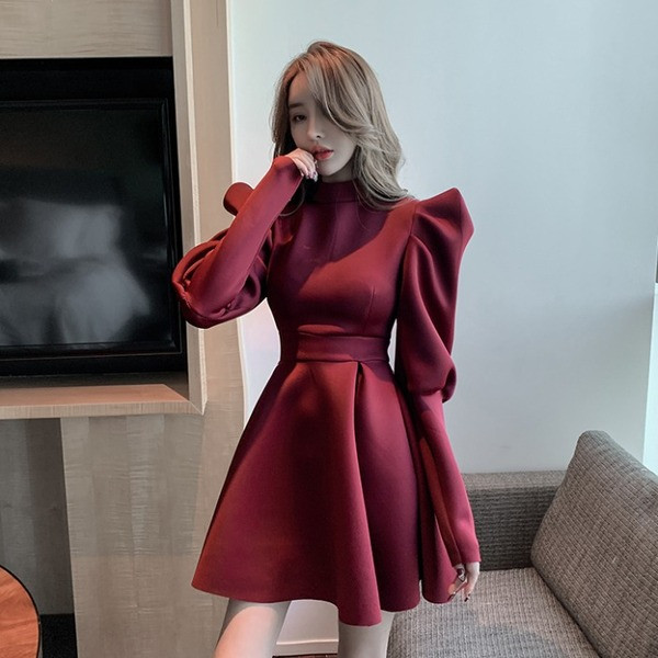 Modern női rövid ruha őszre és télre, hosszú ujjal és magas gallérral fekete és piros színben